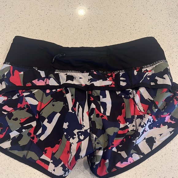 Lululemon speed up short 2.5…Size 4 - Picture 2 of 3